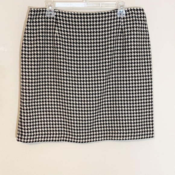 Casual Corner Dresses & Skirts - Casual Corner (size 16) Black and Cream Houndstooth Tweed, Lined Skirt with slit